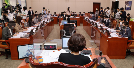 권인숙 국회 여성가족위원회 위원장이 16일 서울 여의도 국회에서 열린 여성가족위원회 전체회의에서 의사봉을 두드리고 있다. <연합뉴스>